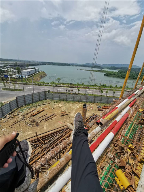 喀什作业中发生设备损坏或人员意外，责任怎么划分？