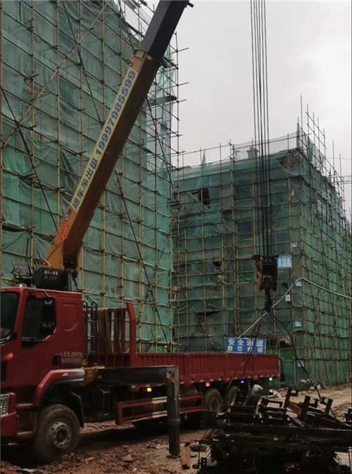 喀什“慢工细活”—— 吊车的 “微动控制” 技术