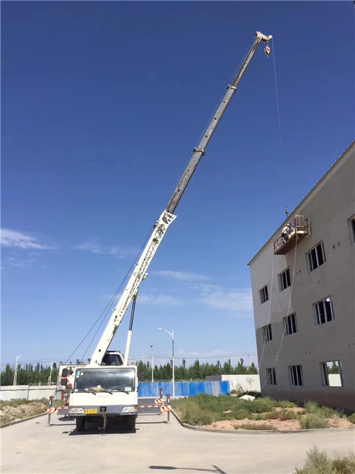 喀什“轻装强干”—— 吊车的 “轻量化臂架” 技术